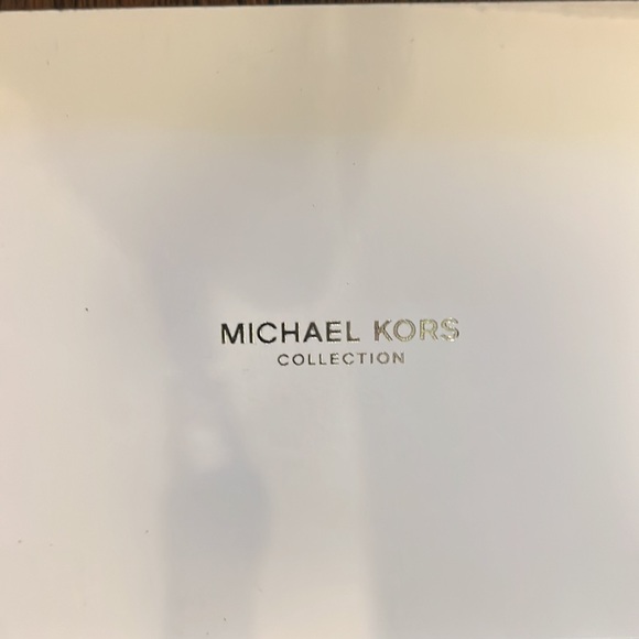Michael Kors envelope clutch. Adjustable and removable gold chain! NWT! - Picture 4 of 7